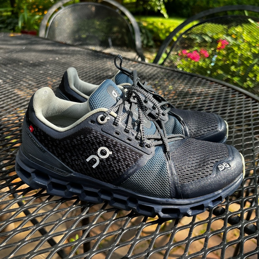On running. Cloudstratus. Womens size 7. Navy